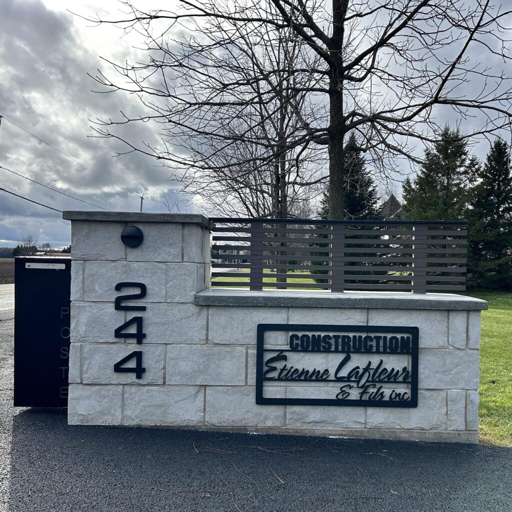 Construction Etienne Lafleur et fils Adresse et enseigne personnalisées jour